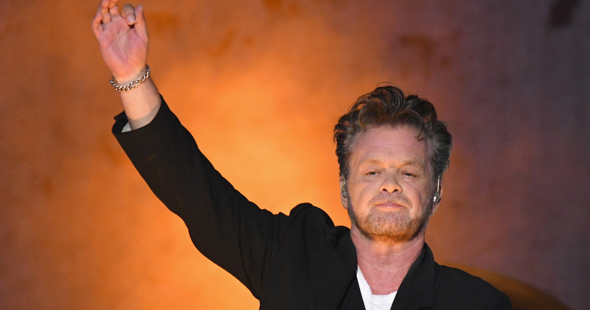 John Mellencamp Took A Knee On ‘The Late Show’ Ahead Of Super Bowl Weekend