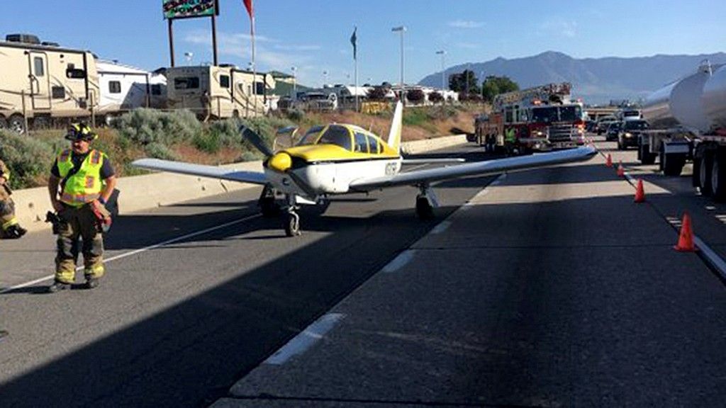Airplane makes emergency landing onto freeway after experiencing ‘mechanical issues’