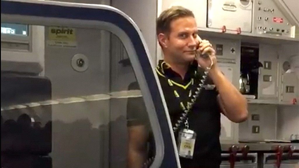 Spirit flight attendant entertains passengers with stand-up comedy during delay