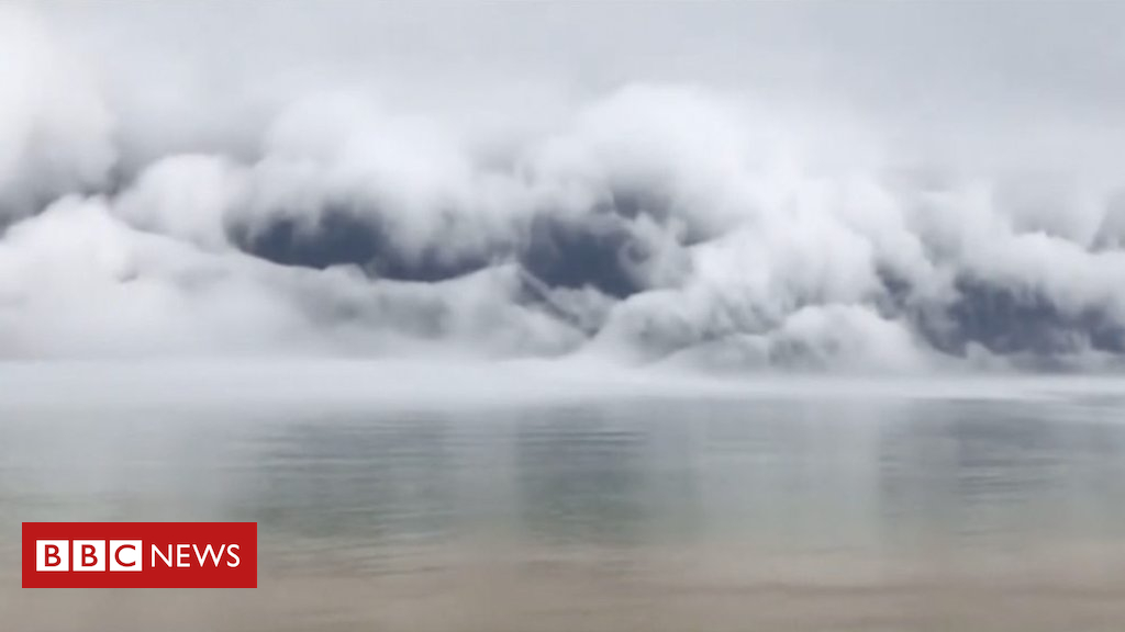 What is a shelf cloud?