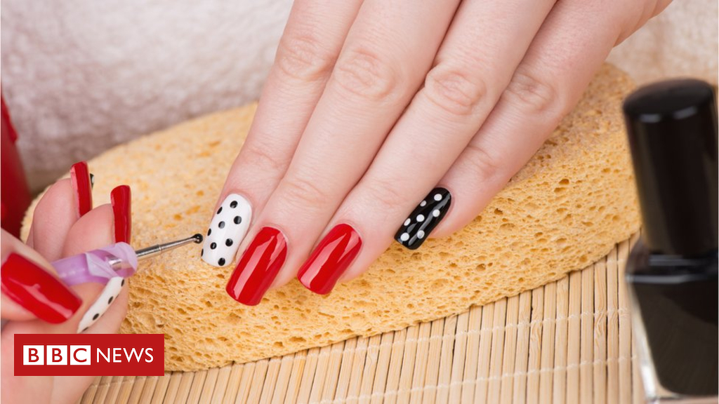 Gel and acrylic nails allergy warning