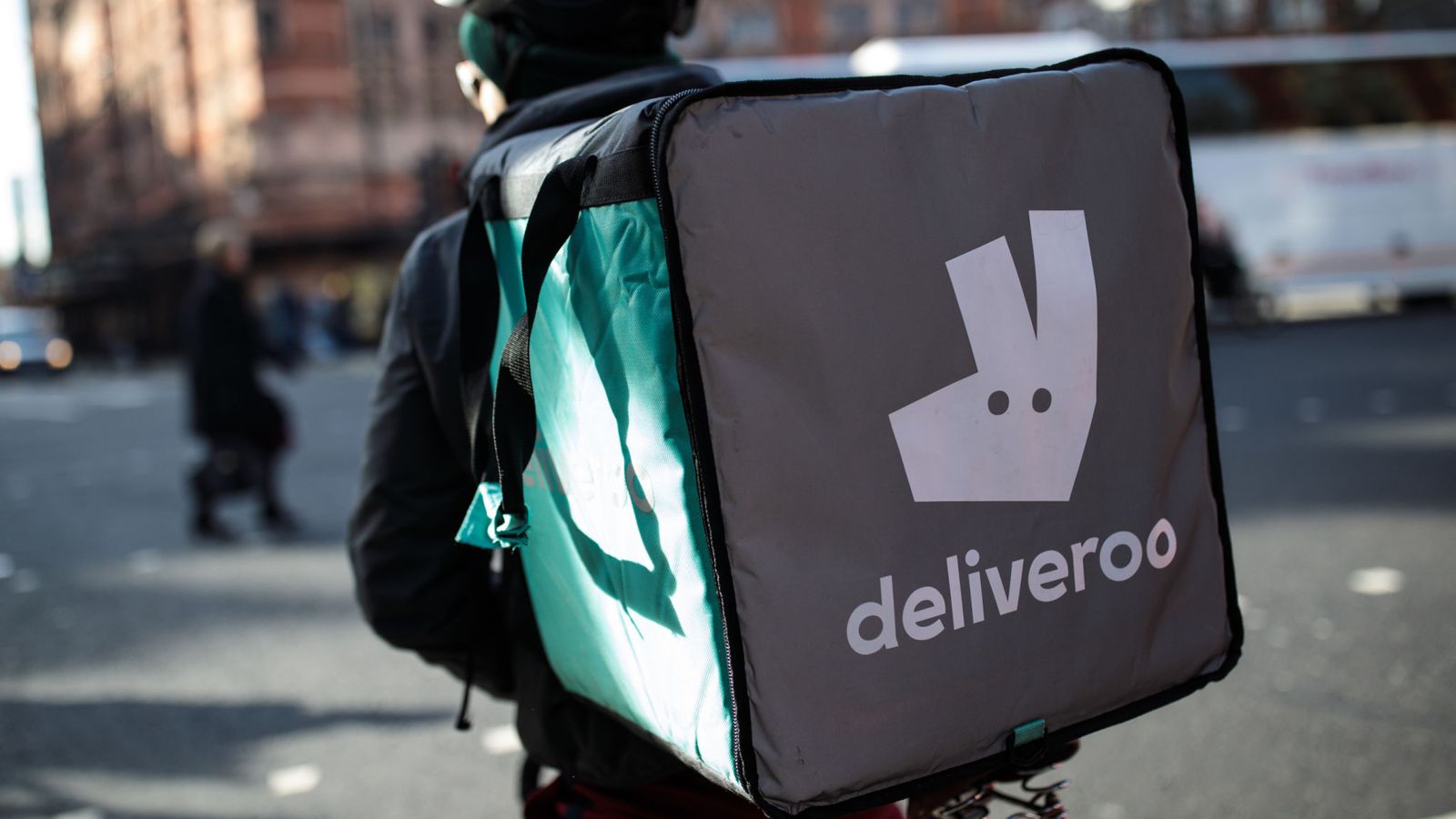 Deliveroo in talks about fundraising as Uber lies in wait