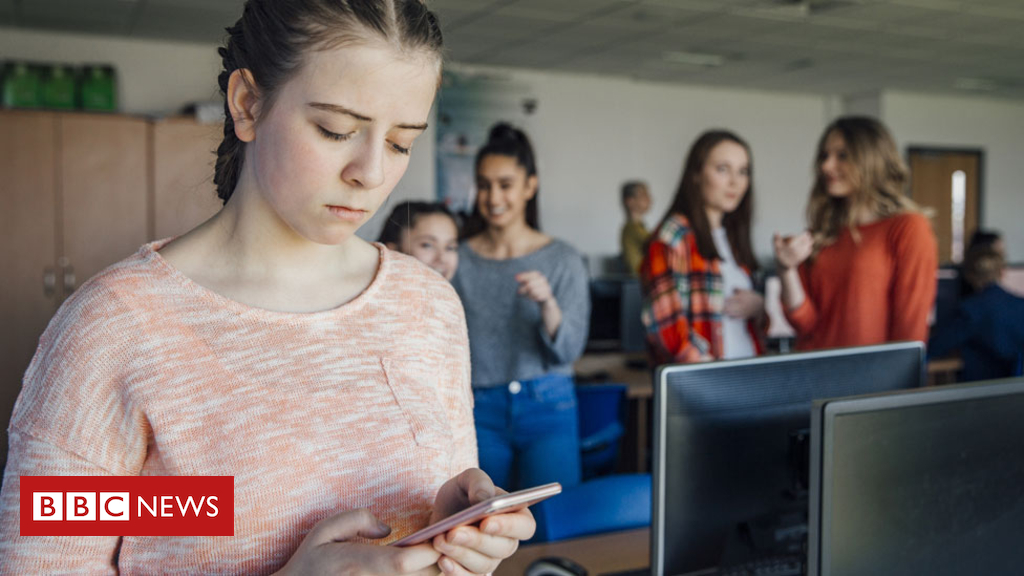 Girls ‘more likely to face loneliness’