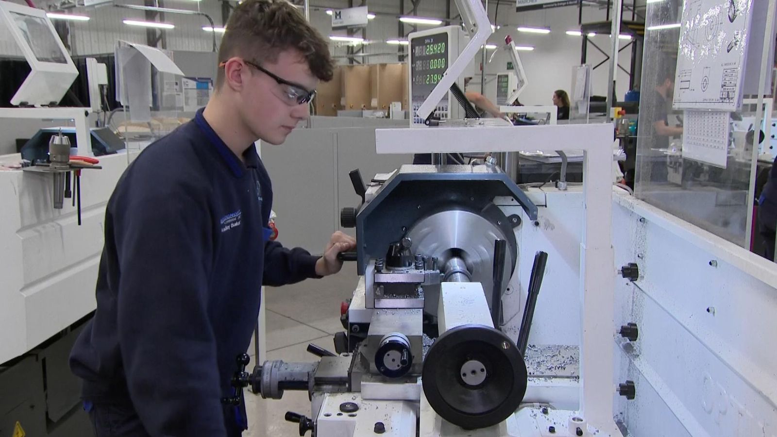 Business investment falls again amid Brexit uncertainty