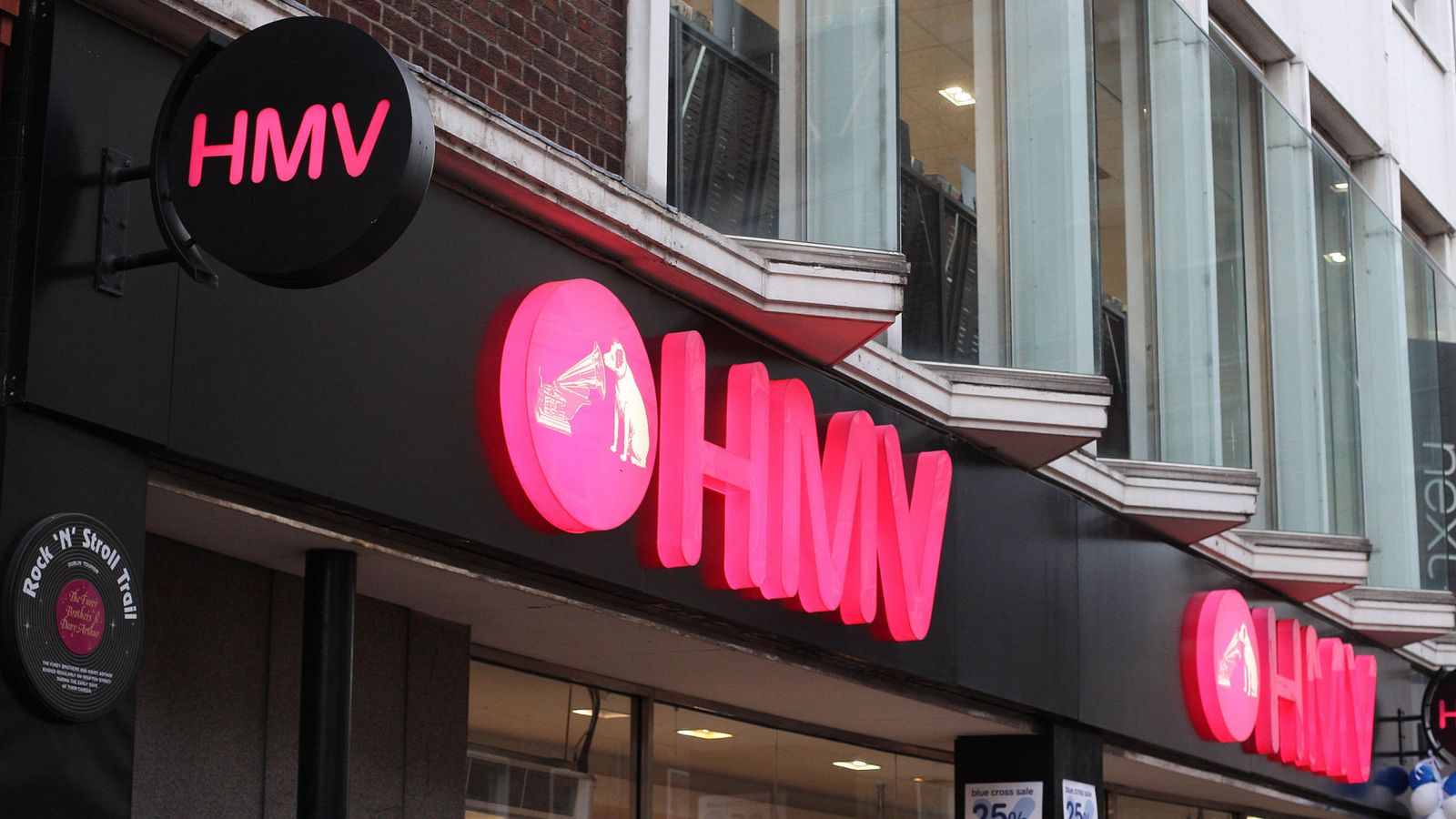 2,200 jobs at risk as HMV collapses into administration