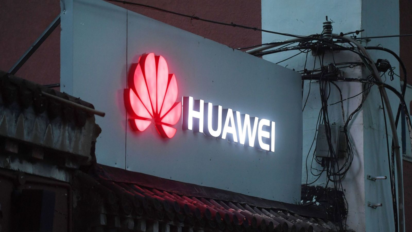 US hits Huawei with charges of fraud and stealing trade secrets | Science & Tech News