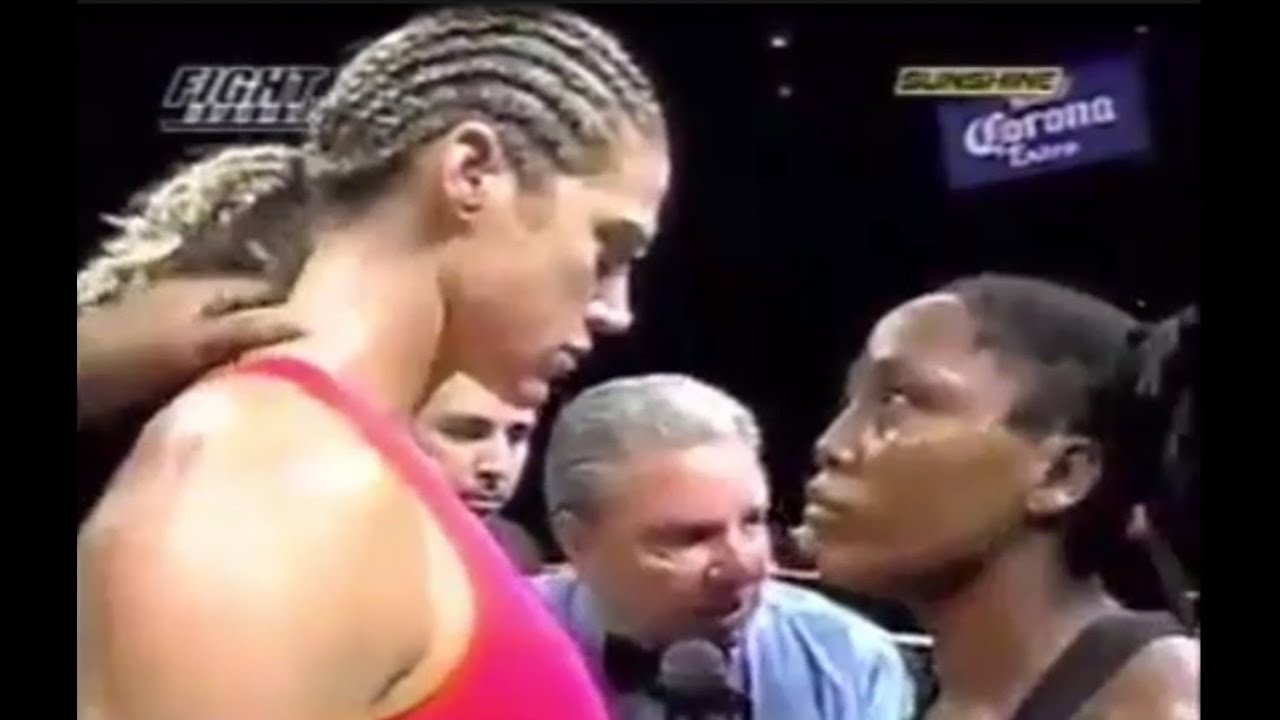 Woman KOs Woman With a Boxing Bomb !