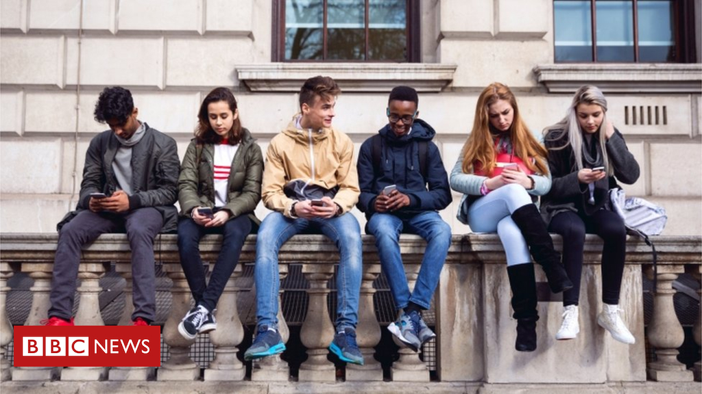 Ban phones in schools, says minister Nick Gibb