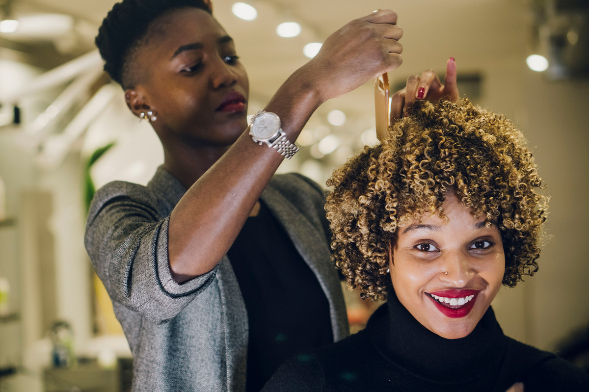 Natasha Lyonne-inspired curly bangs are worth the effort