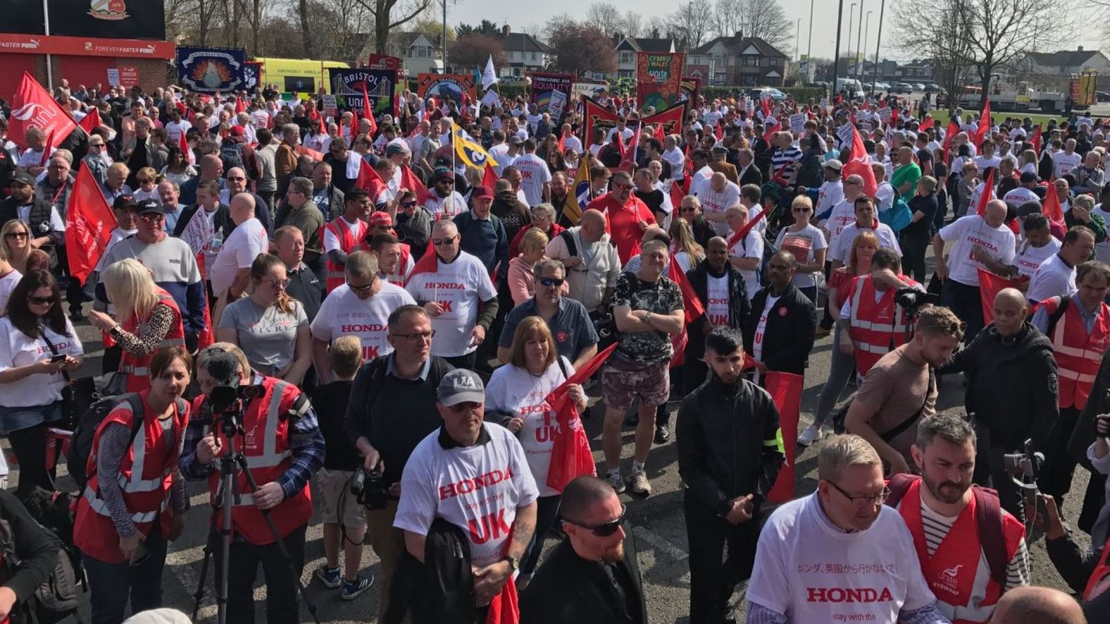 Honda: Thousands march in bid to save Swindon plant and 3,500 jobs | UK News