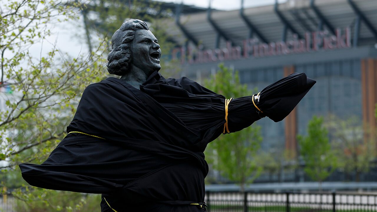 Philadelphia Flyers remove Kate Smith statue, New York Yankees halt her ‘God Bless America’ amid controversy