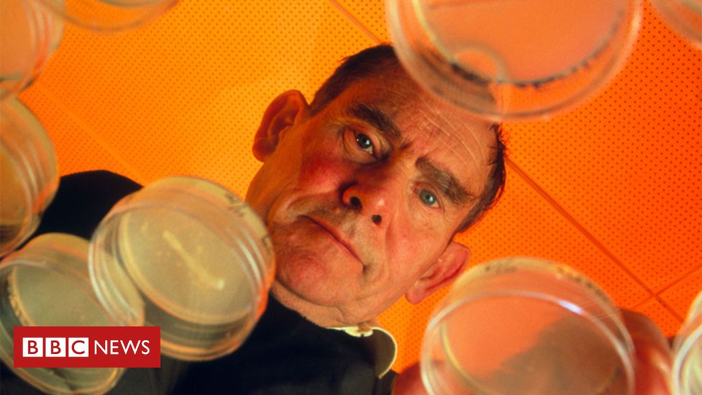 Sydney Brenner: Molecular biology pioneer dies