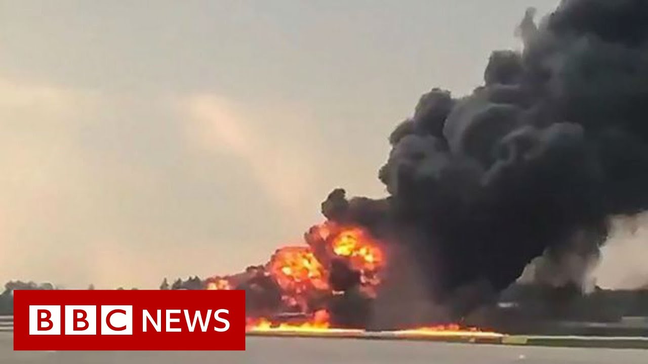 Burning plane makes emergency landing- BBC News