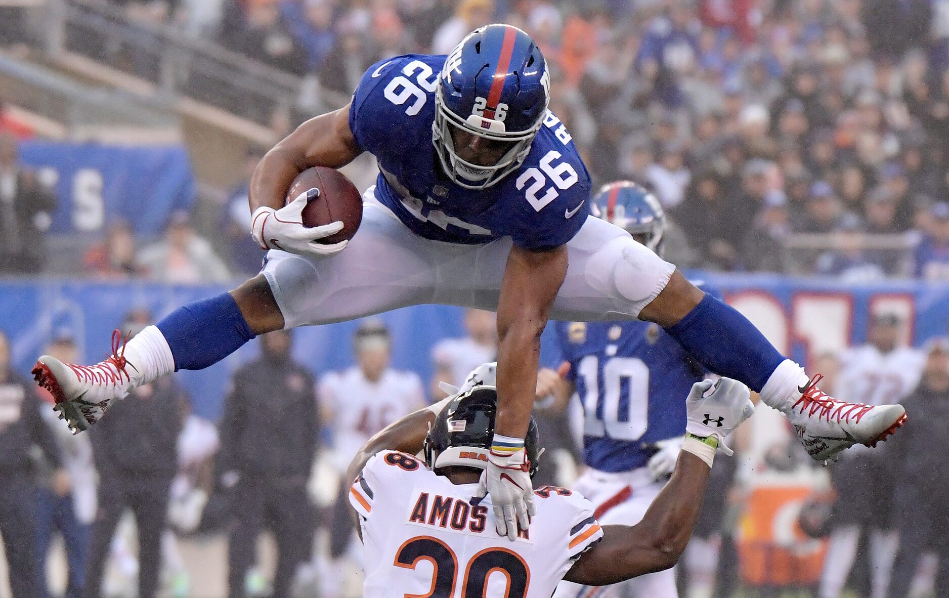 Giants’ Saquon Barkley receives ‘Quads’ chain from Browns’ Baker Mayfield for winning award