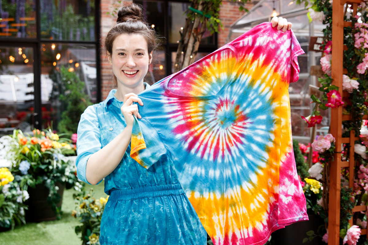 How to make a tie-dye shirt, according to an expert
