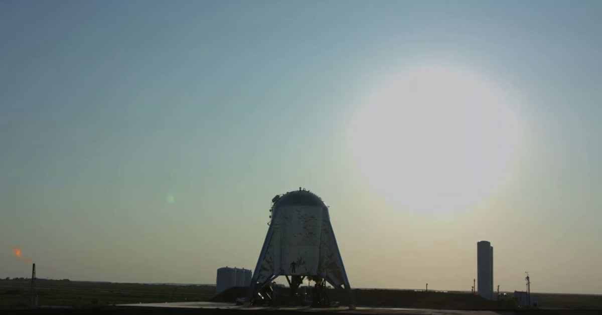 SpaceX’s new test rocket briefly hovers during first free flight