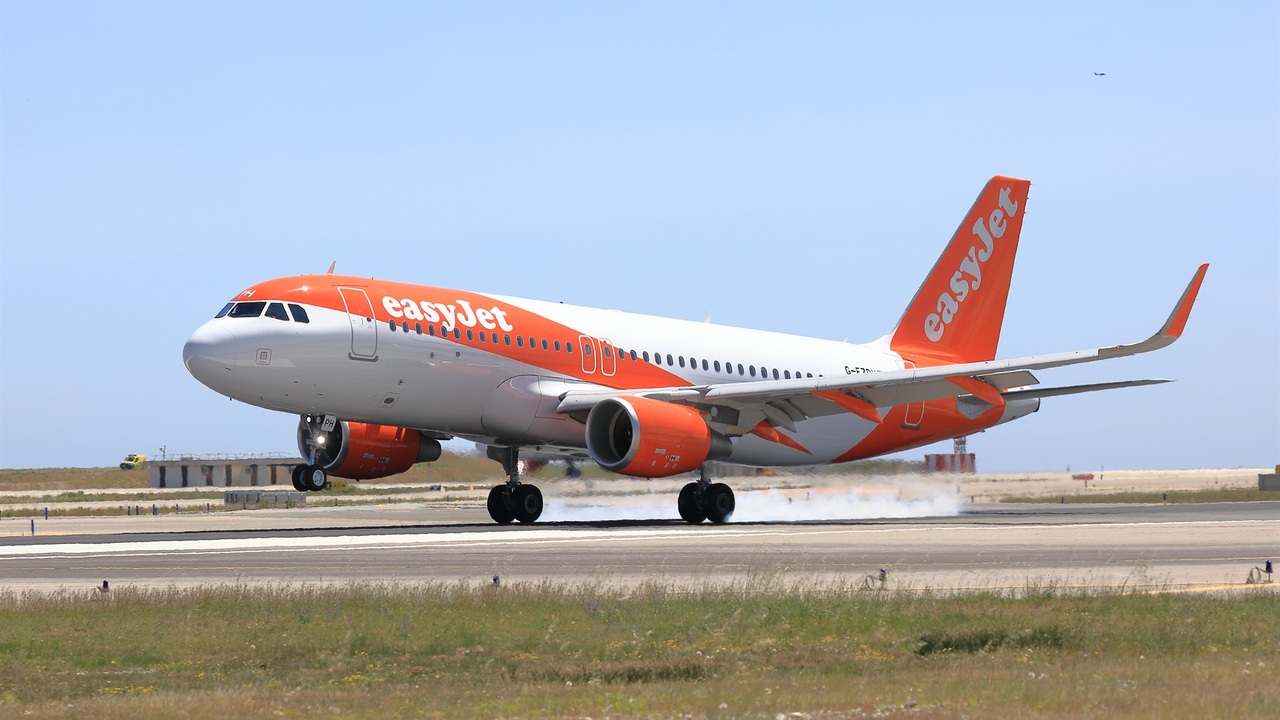 easyjet reaches out to students to consider a career as a pilot