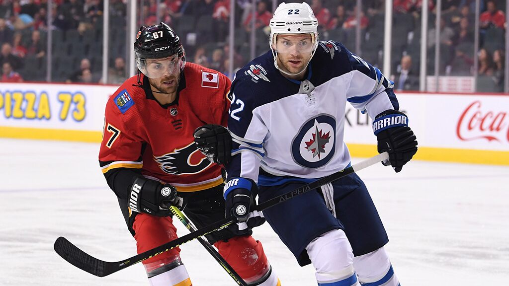 Winnipeg Jets’ Mark Letestu raises eyebrows as he devours condiment on bench