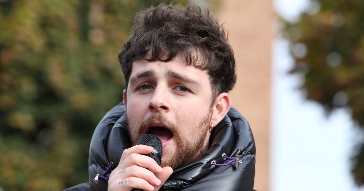 Singer Tom Grennan stuns shoppers by busking in centre of Coventry