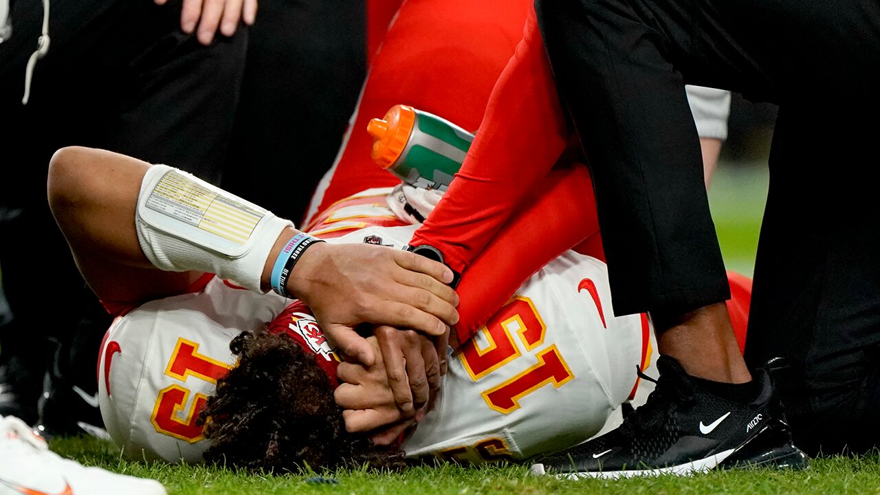 Patrick Mahomes to miss at least 3 weeks after suffering knee injury: reports