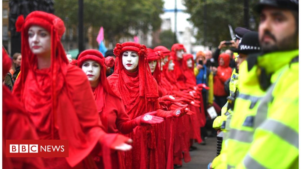 Extinction Rebellion protests: UK arrests as global demonstrations begin