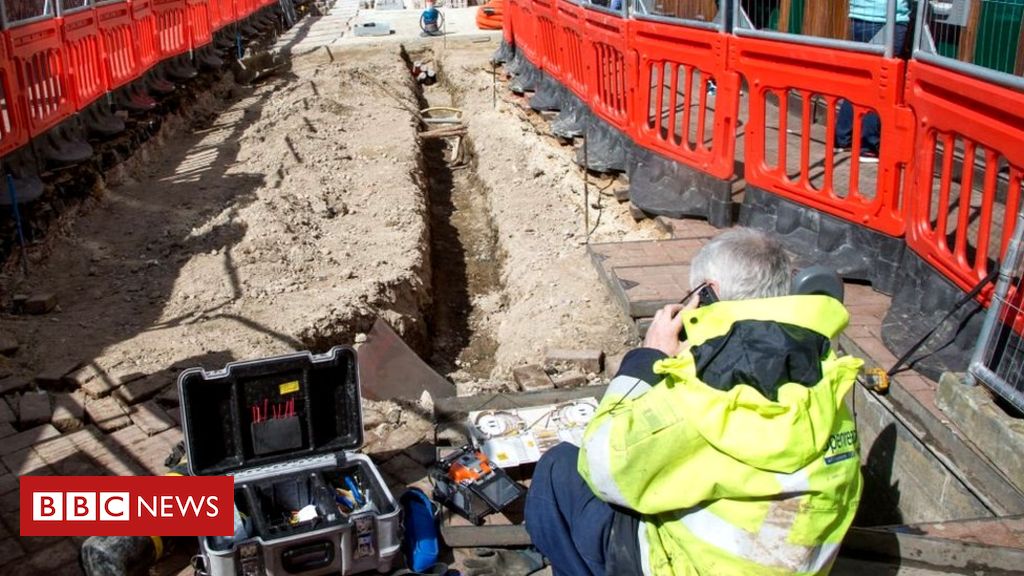 Government dodges ‘full fibre for all by 2025’ pledge