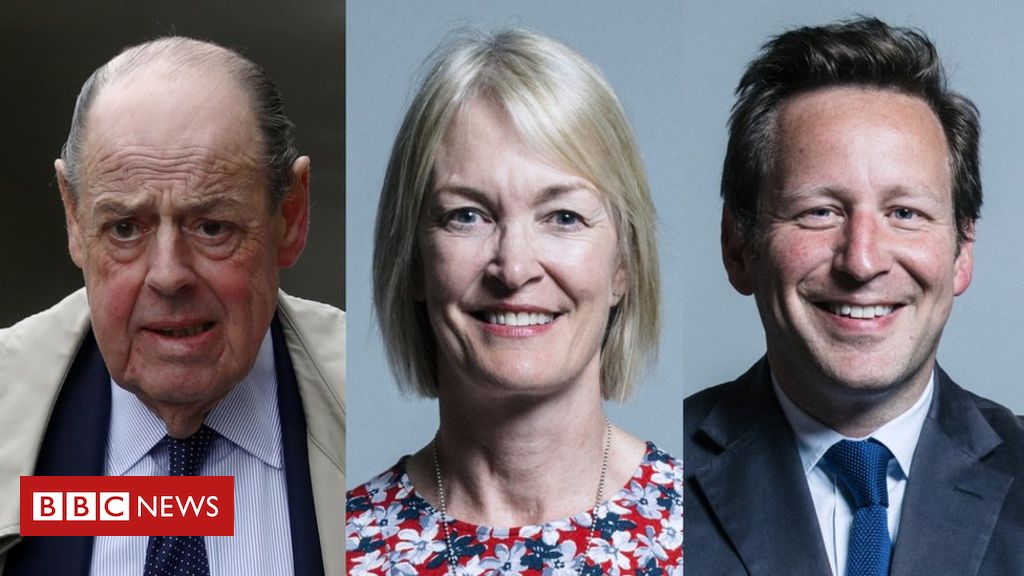 Boris Johnson readmits 10 Brexit rebels to Tory party