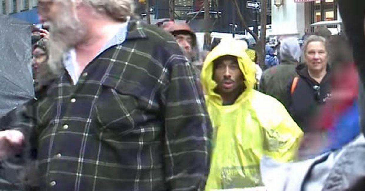 Tupac ‘spotted alive’ behind live news report in unearthed footage