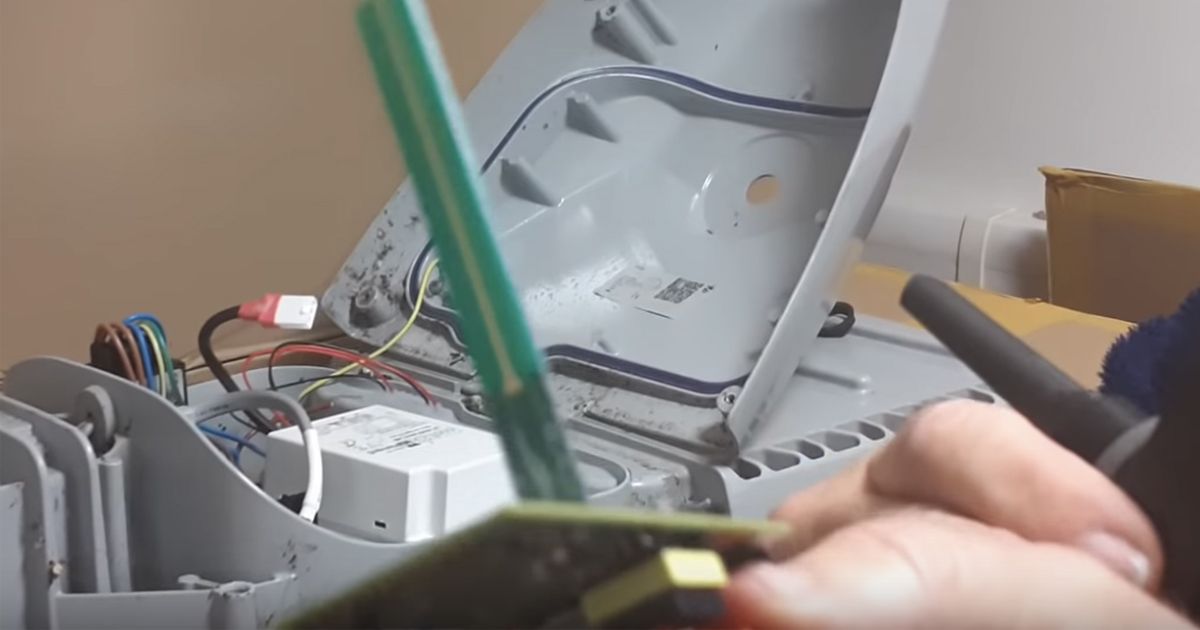 Fears ‘5G weapons system on UK streets’ after conspiracist takes apart light