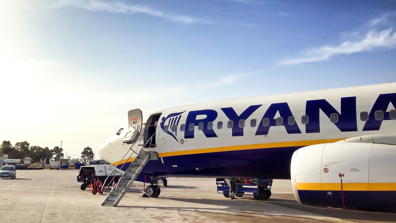 Ryanair passenger claims back hand luggage charges in a Spanish court