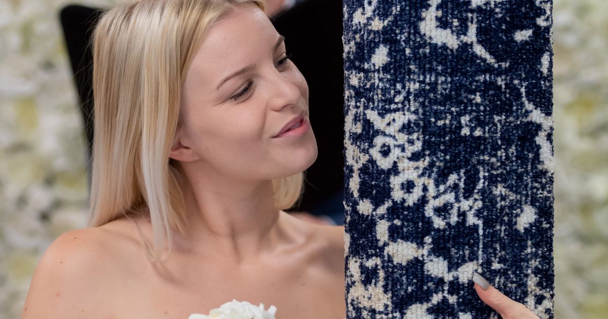 Single mum marries rug in bizarre wedding ceremony at carpet shop