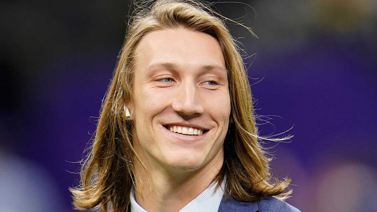 Clemson’s Trevor Lawrence blows kiss to LSU fans after touchdown scamper