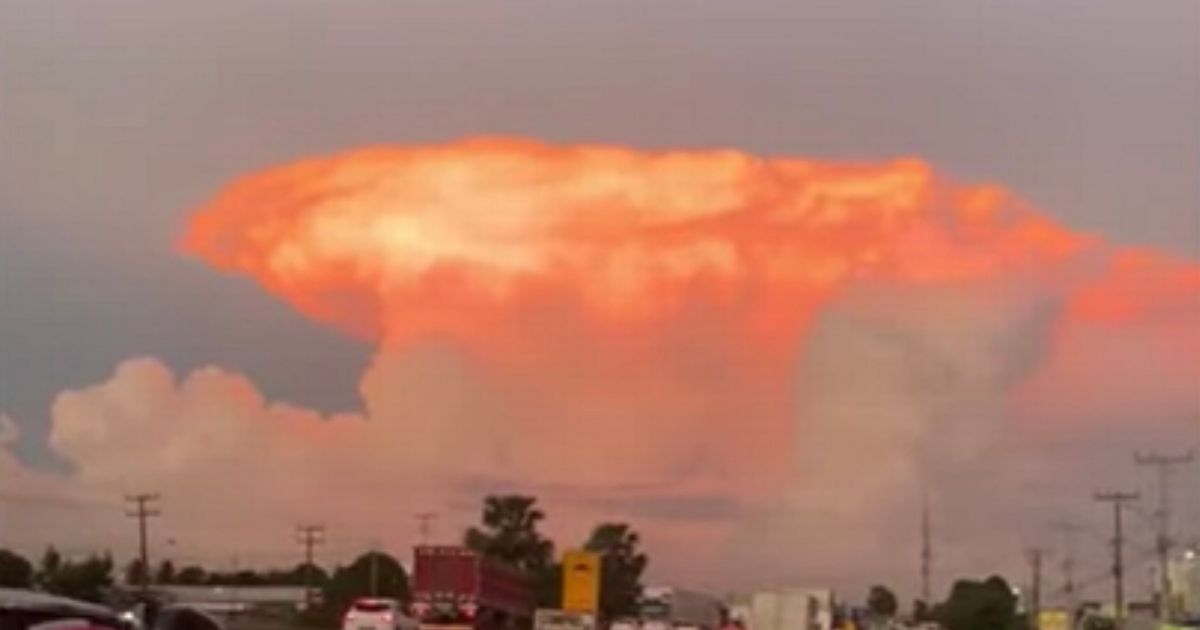 ‘Independence Day’ mushroom cloud that looks on fire spotted above motorway