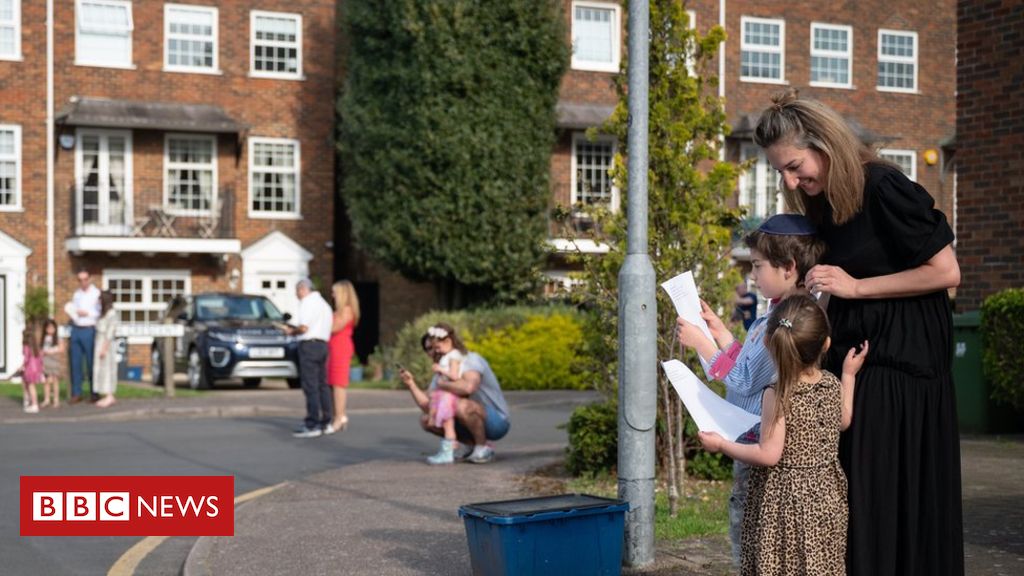 Coronavirus: Ministers to discuss UK lockdown review