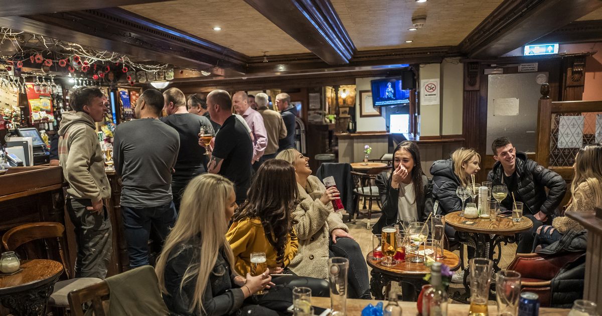 Fears 3 in 4 pubs and restaurants could fold unless two-metre rule is scrapped