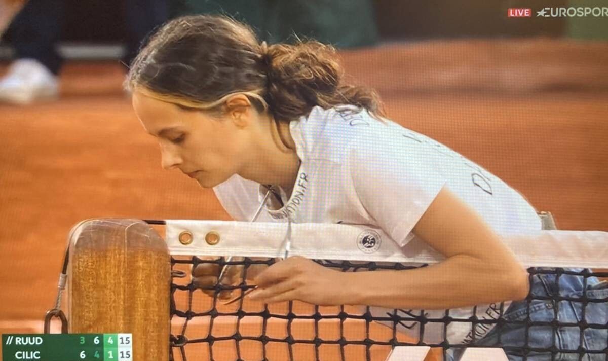 Casper Ruud vs Marin Cilic stopped as protester chains herself to net during French Open | Tennis | Sport