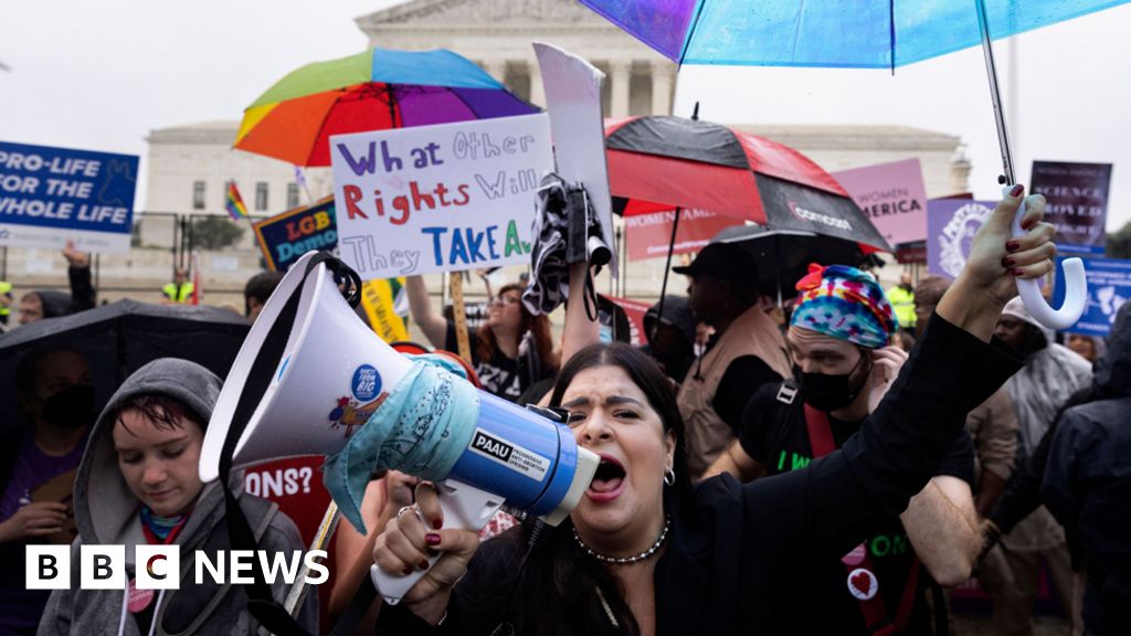 Roe v Wade: US Supreme Court strikes down abortion rights