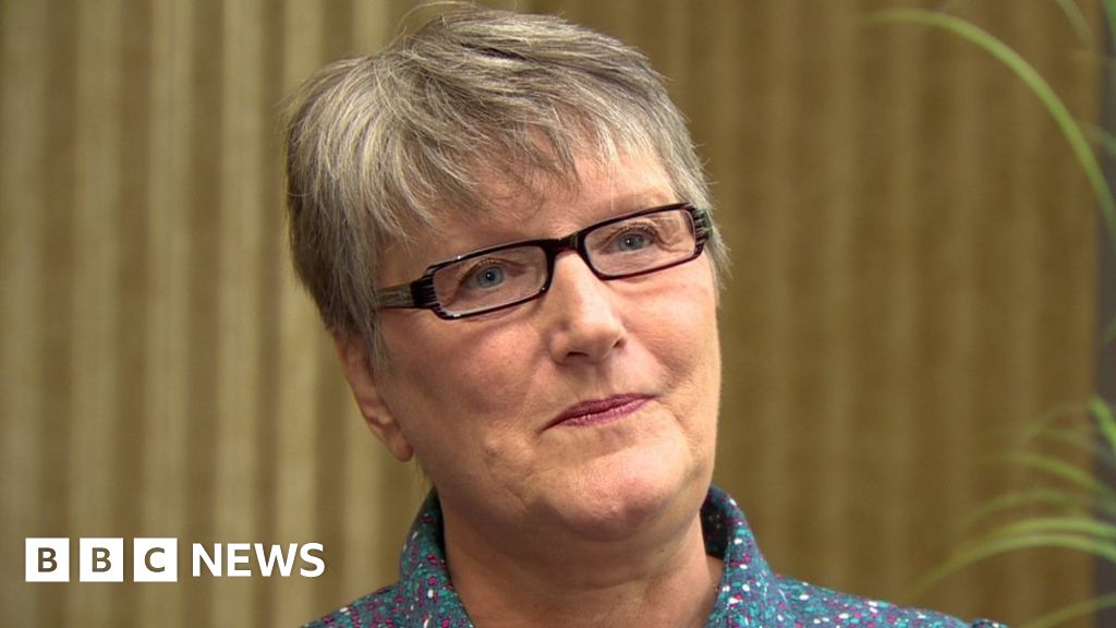 Ovarian cancer: Terminally ill woman blames health service for diagnosis delay