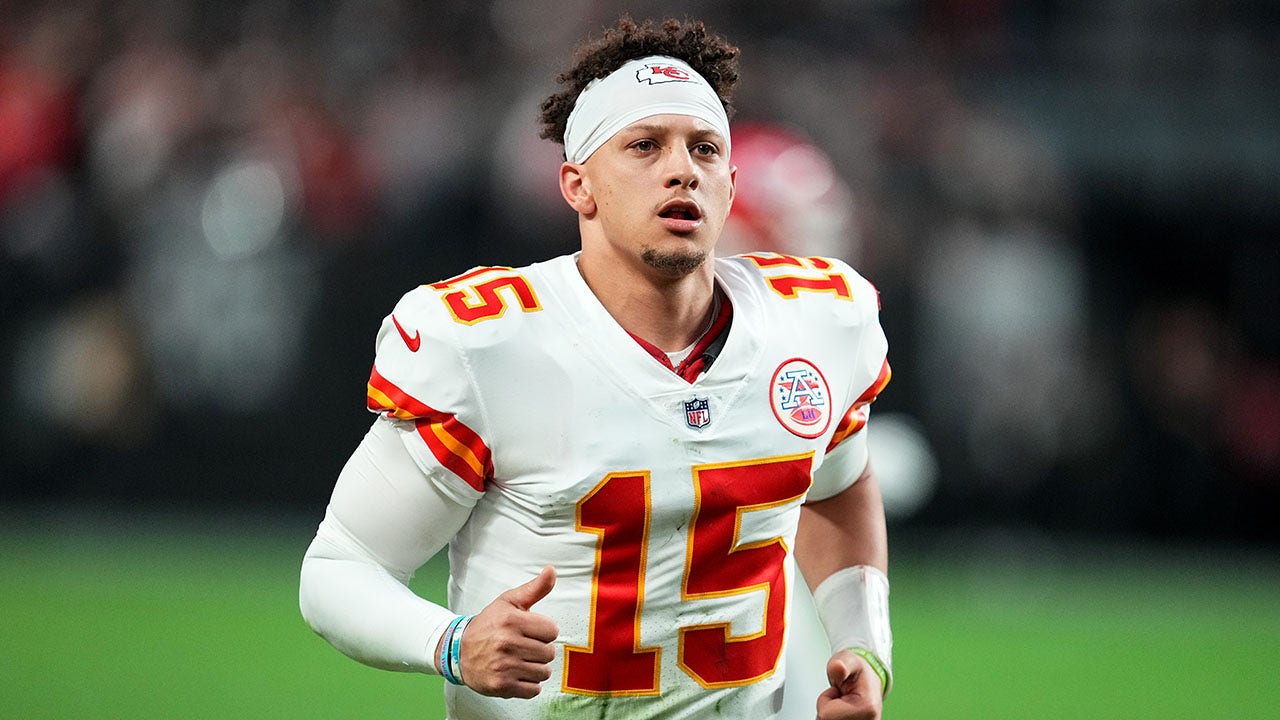 2-time Super Bowl champ Patrick Mahomes offers Justin Fields advice amid Bears QB’s early season struggles