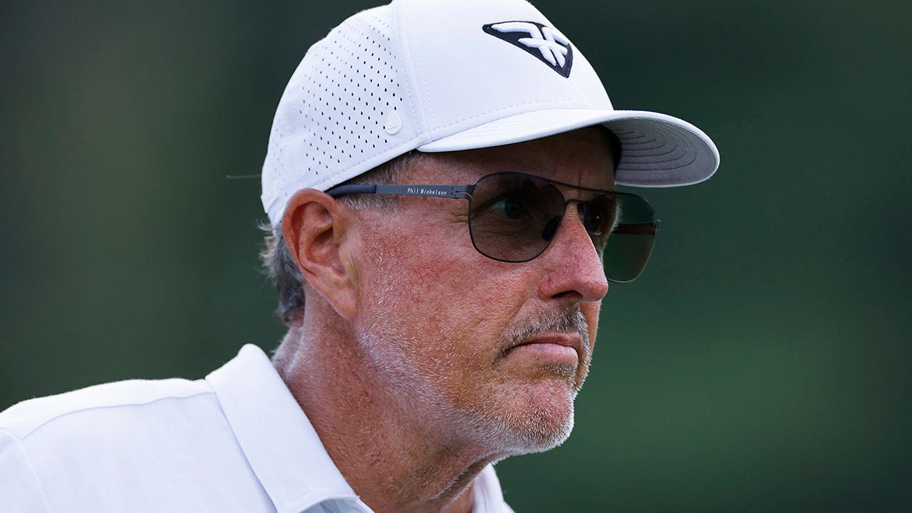 Phil Mickelson shares gambling addiction story to warn bettors during football season: ‘I was so distracted’