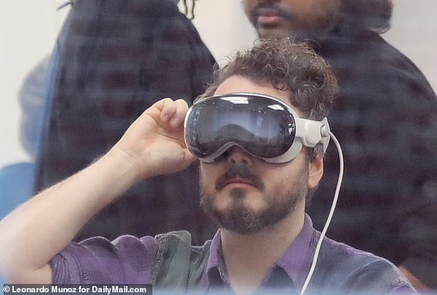 I tried Apple’s $3,500 Vision Pro… and it let me attend an Alicia Keys recording session, walk a tightrope and pet a dinosaur without leaving a New York City store – but it wasn’t worth 5 times the price of Meta’s Oculus headset