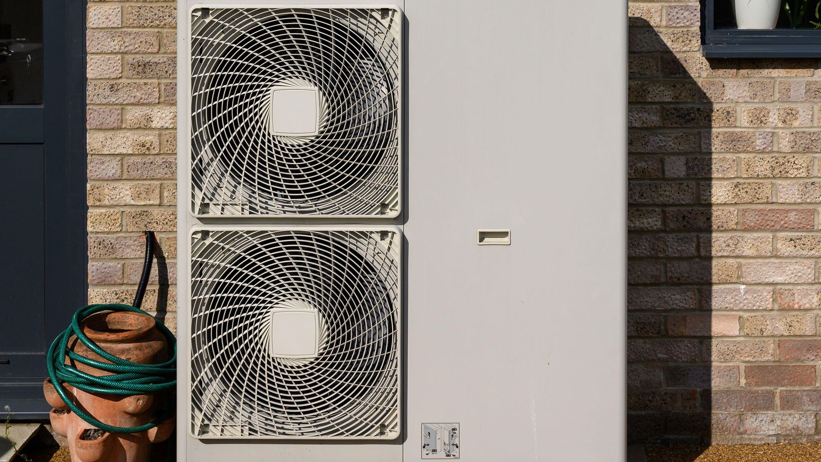 Weak heat pump uptake harming efforts to cut emissions, government warned | Business News