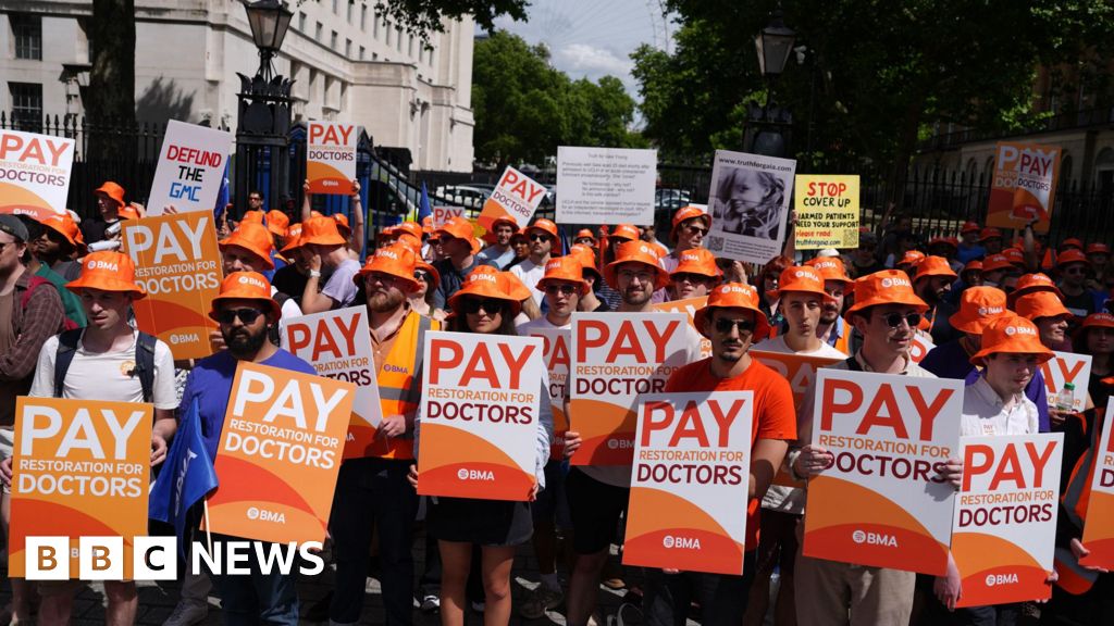 Junior doctors: Health minister brands NHS ‘broken’ ahead of talks