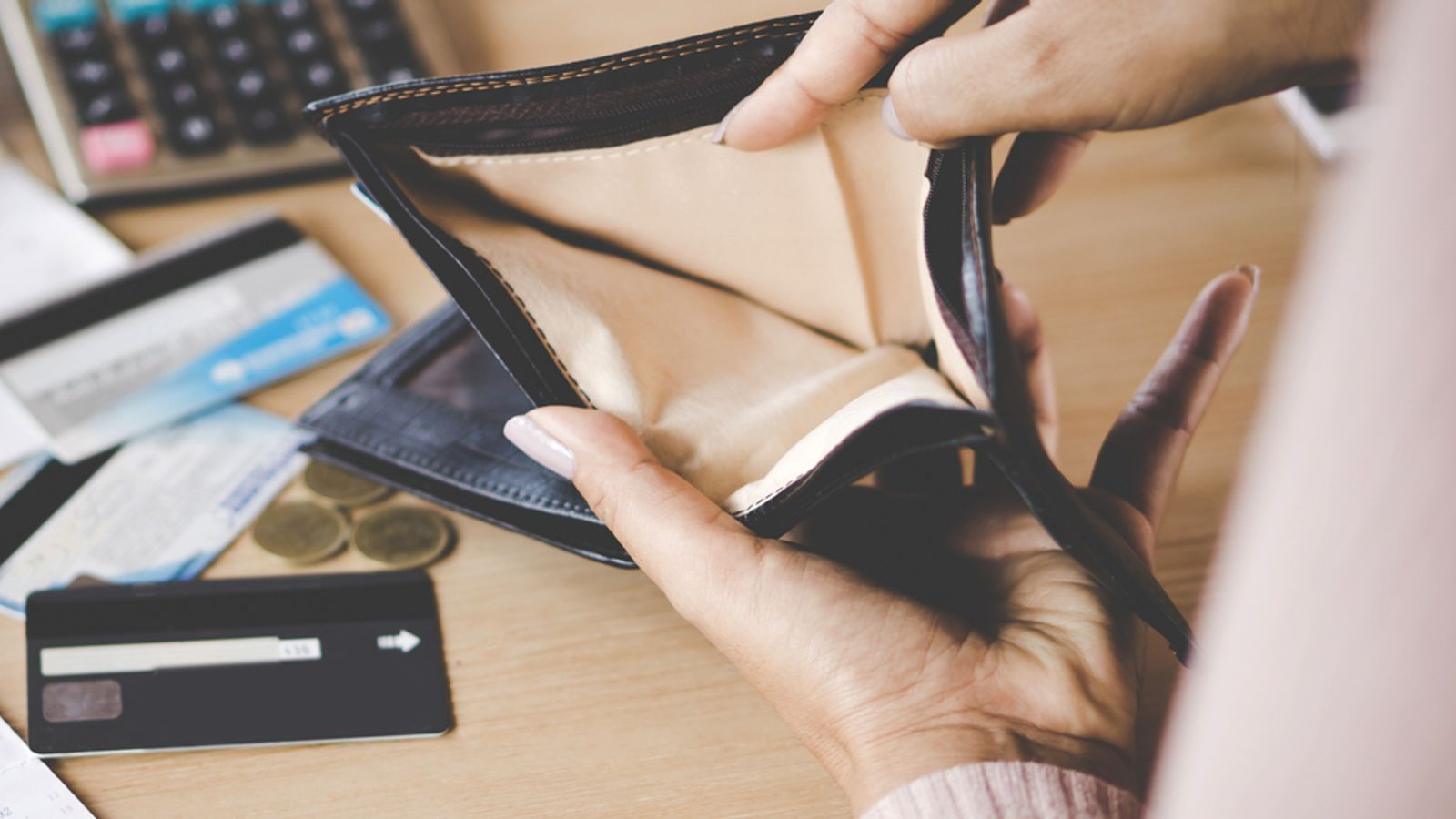 ‘Weak’ living standards outlook for middle income earners, thinktank warns | Business News