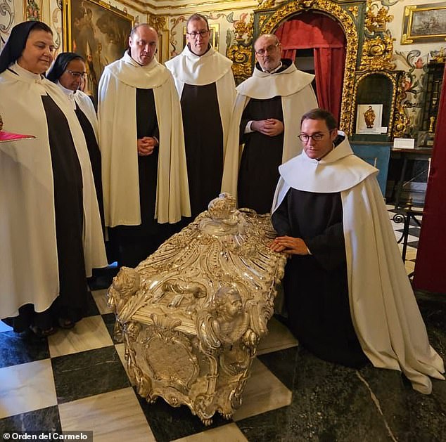 Perfectly preserved corpse of Saint Teresa who died 450 years ago is hailed a ‘miracle’