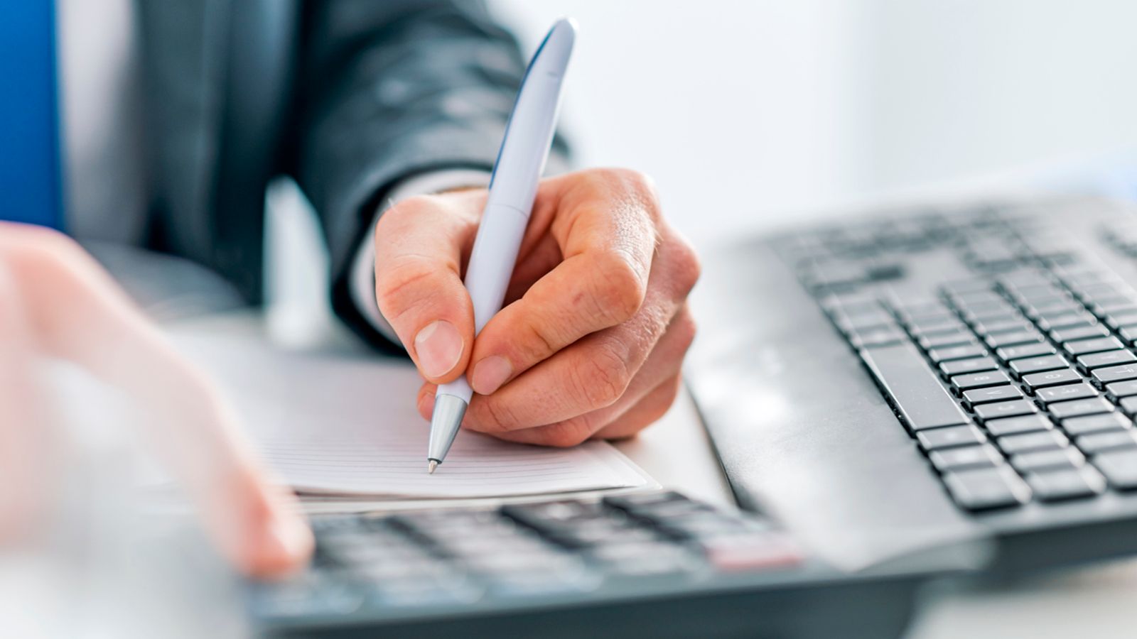 Top City investors back ‘competitive’ FTSE pay amid London stock market fears | Business News