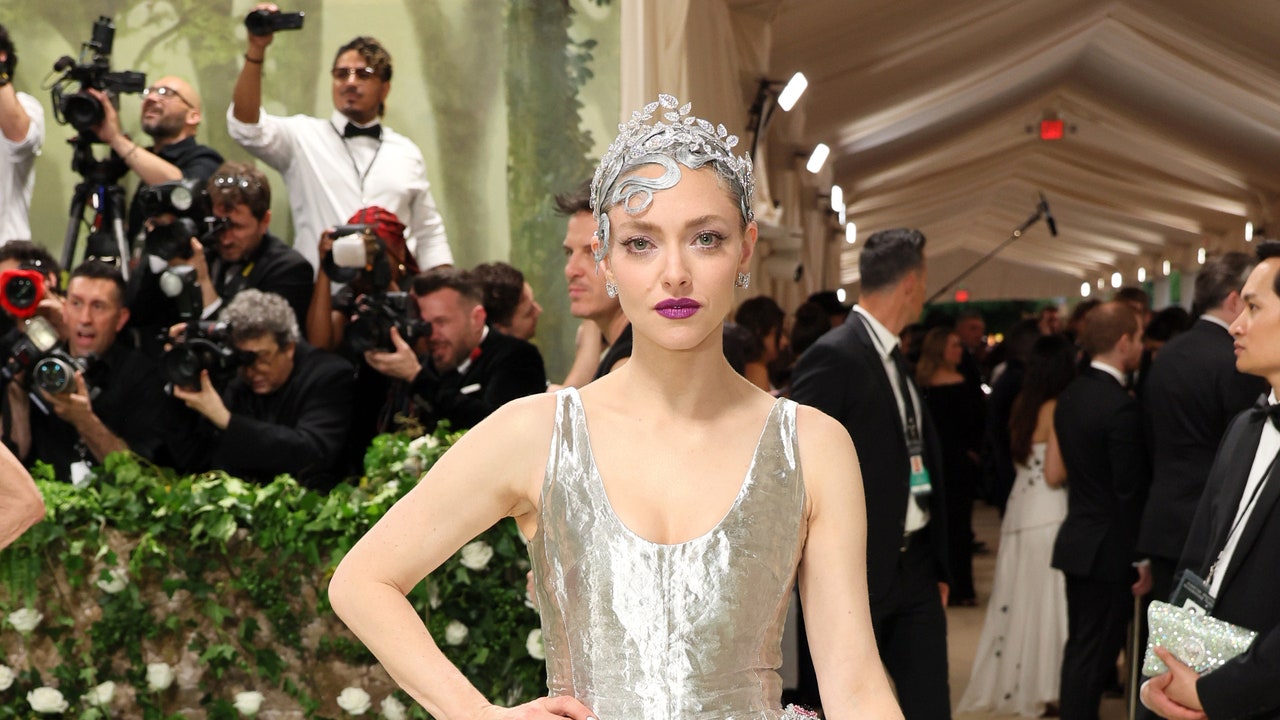 Amanda Seyfried Says Ariana Grande Was “Meant to” Play Glinda in ‘Wicked’