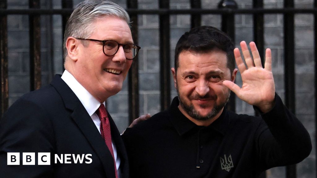 Keir Starmer tells Volodymyr Zelensky he has ‘full backing’ of UK