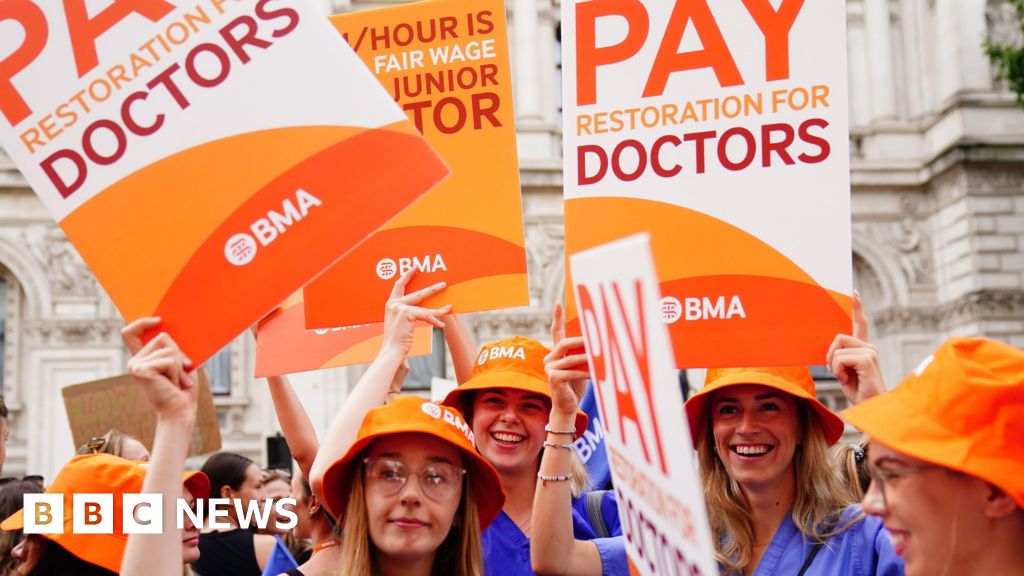 Doctors threaten strike action after 4% pay offer