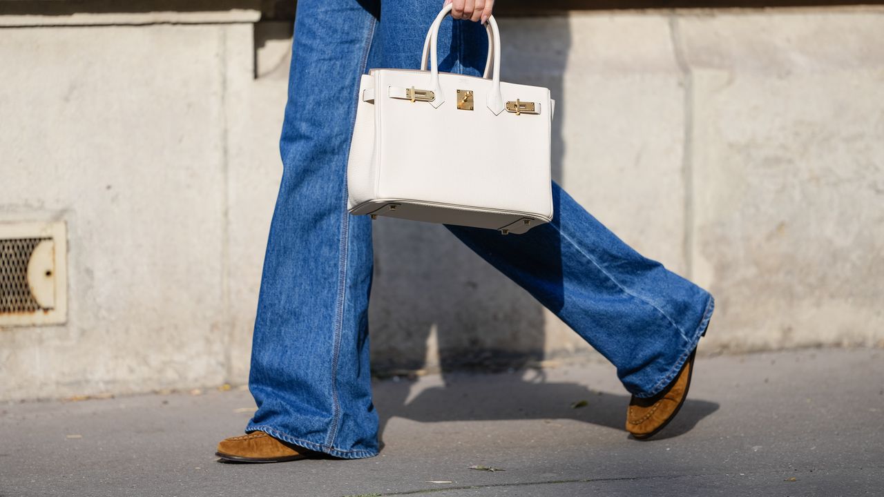 Loafers and Mom Jeans Are the Ideal Weekend Outfit Formula in Summer 2025